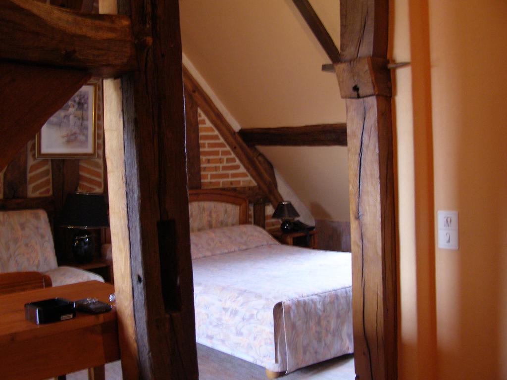 Logis Auberge A La Tete De Lard La Ferté-Imbault Eksteriør bilde